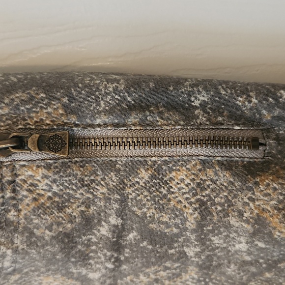 Democracy "Ab" solution Gray Snakeskin Cropped Pants Size 2 - Picture 5 of 12